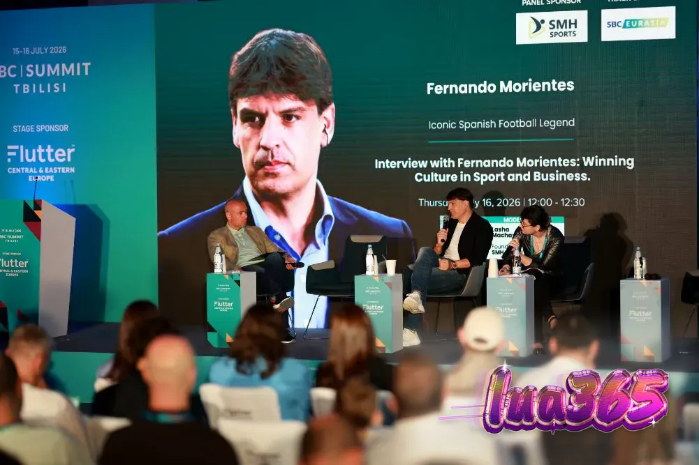 Visão geral de um ambiente de conferência profissional focado em tecnologia e networking